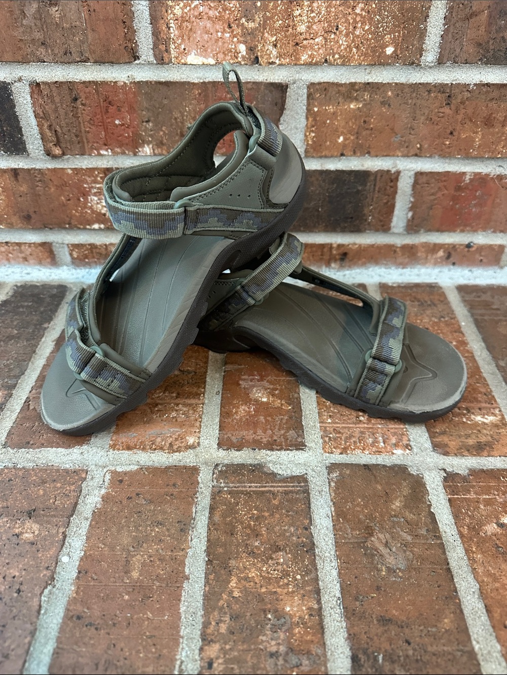 Teva youth kanza sandal olive green size 5. Good condition!